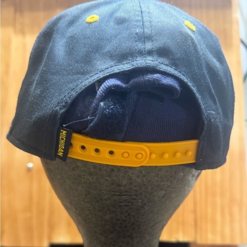 Kidsโ Michigan Hat - Picture 2 of 3